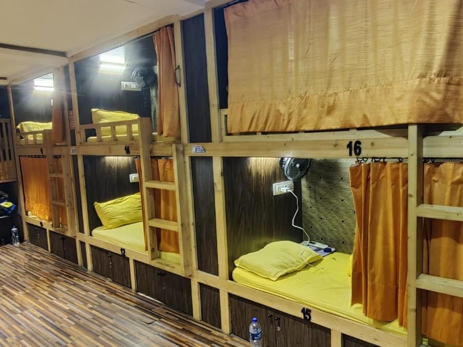 Sinhassan Dormitory Hostel Juhu Мумбаи Экстерьер фото